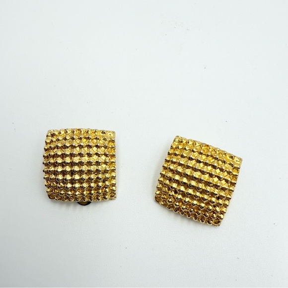 Bold Runway 1990s Statement Gold Tone Square Fluted Clip On Earrings - Picture 7 of 7
